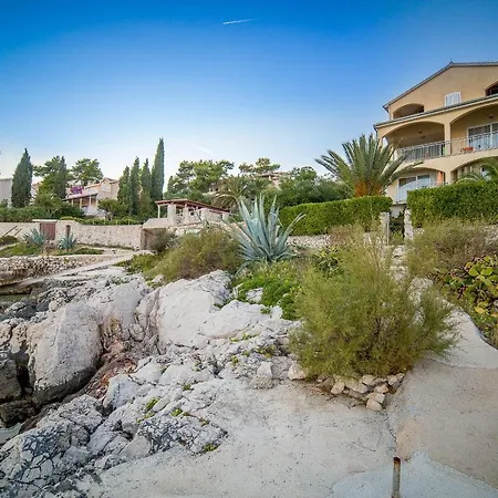 Apartments Villa Sea 1838 3*