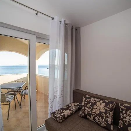 Apartments Villa Sea 1838 3*