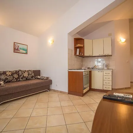 Apartments Villa Sea 1838 3* Trogir
