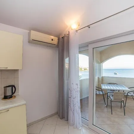 Apartments Villa Sea 1838 3* Trogir