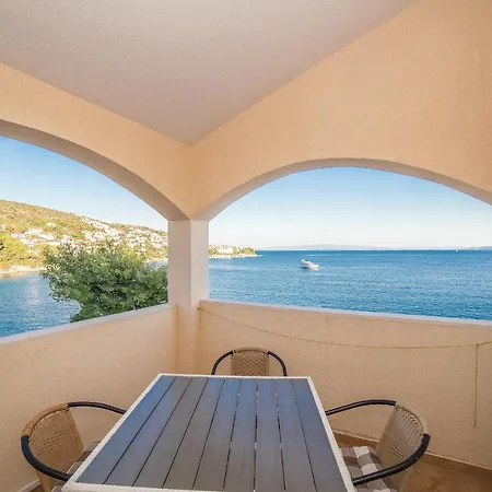 Apartments Villa Sea 1838 3* Trogir