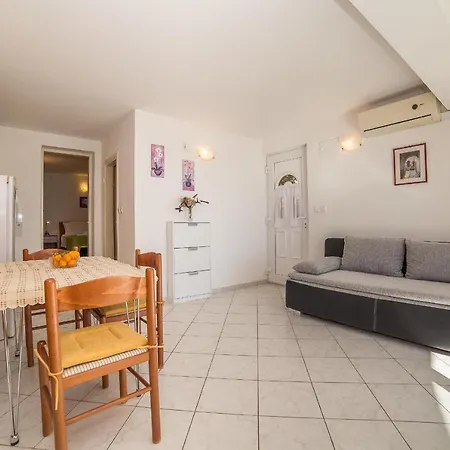 Apartments Villa Sea 1838 3*
