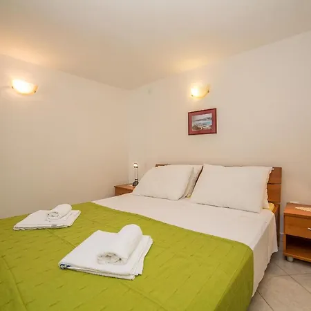 Apartments Villa Sea 1838 3* Trogir